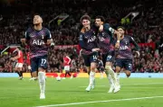 Man Utd 1-1 Tottenham: Solanke rescues point for ten-man Spurs