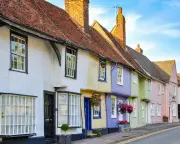 UK house prices flatline as mortgage costs rise